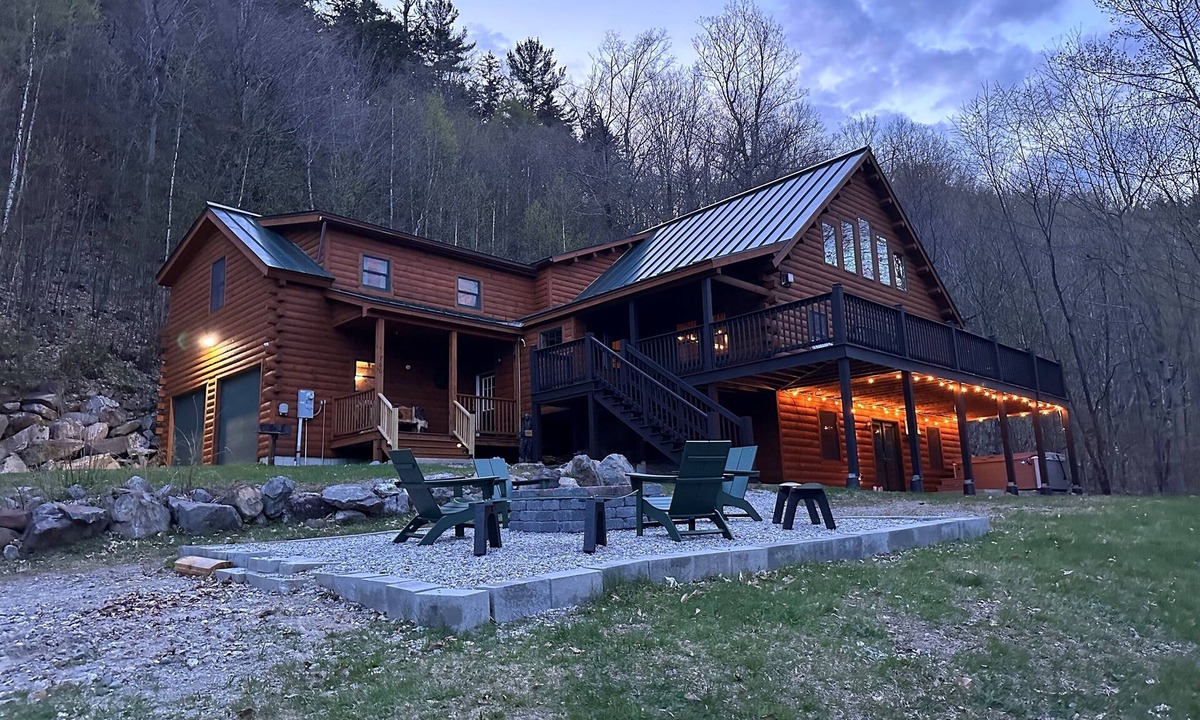 Sunday River Area Cabin | Log Cabin | Hot Tub+Game Room |Sunday River 3.5mi