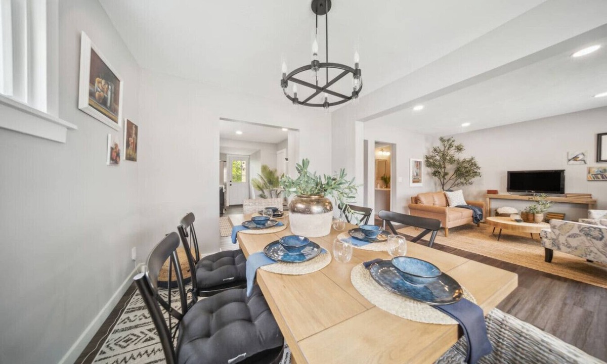 Mayfield Heights House | LONG TERM 30 plus days only, 3 Bedroom: King suite Mayfield