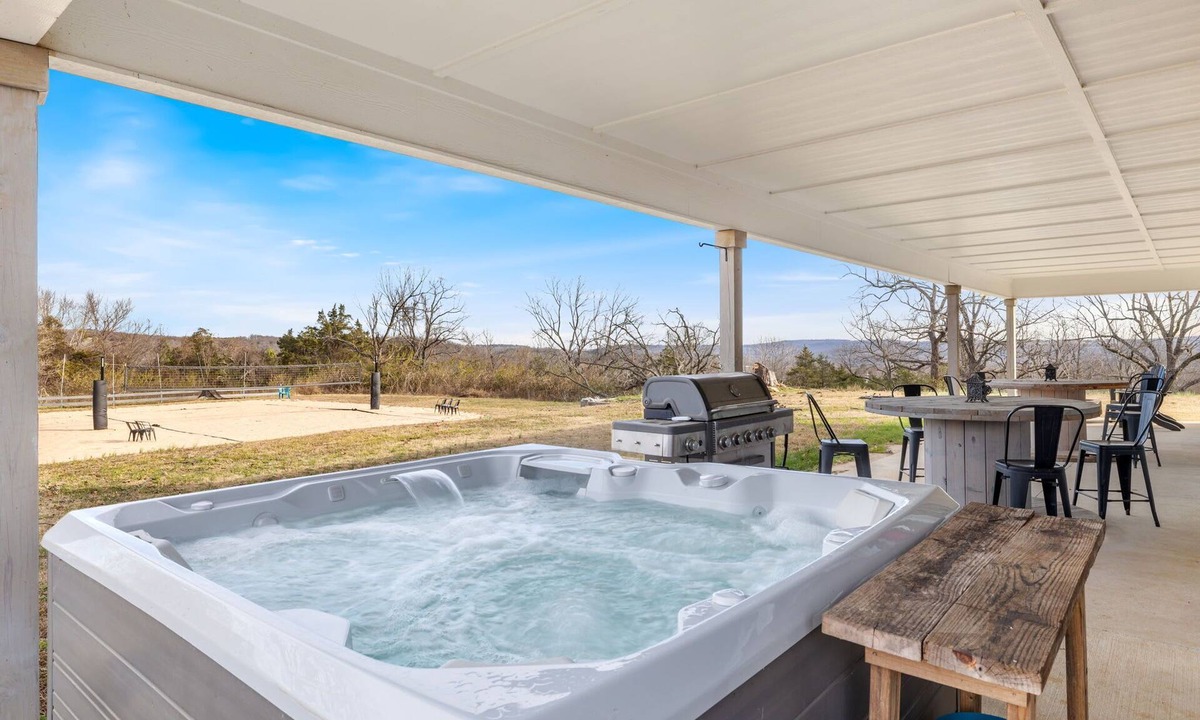Fayetteville House | Lookout Lodge-Sand Volleyball-Hot Tub-Movie Room
