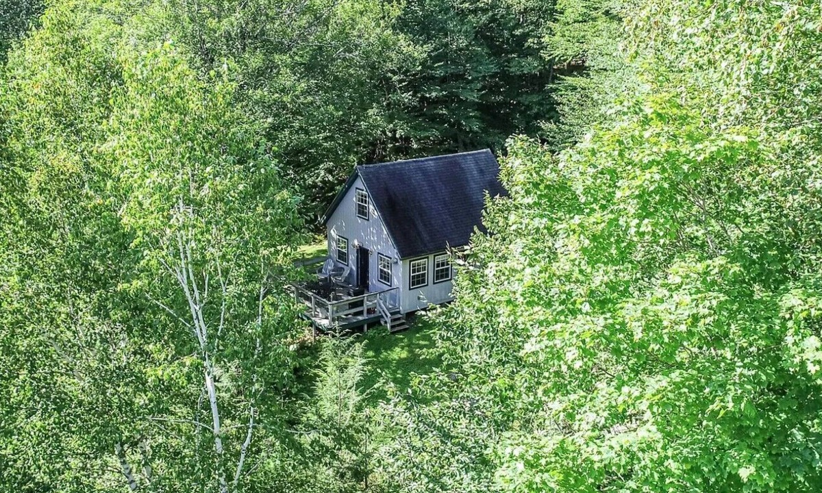 Skowhegan Cabin | Loon Lodge.A charming 2-bedroom cabin in the woods of Skowhegan with AC, WiFi
