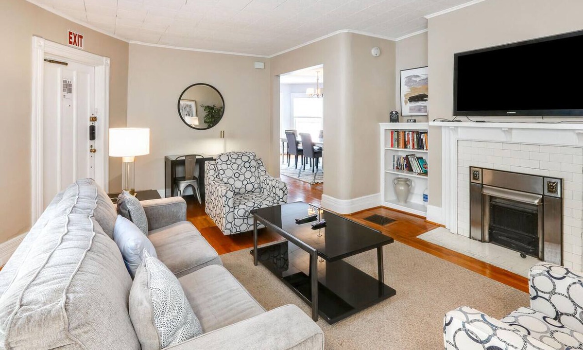 Albright Apartment | Lovely 2 Bdrm Apartment on Bidwell Pkwy off Elmwood - 2nd Floor