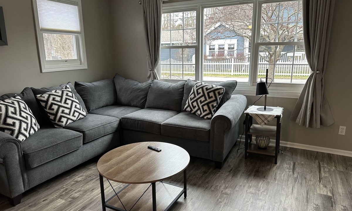 Niagara County House | Lucy's Lake House, Lake view, One block from Lake Ontario, Peaceful & Spacious