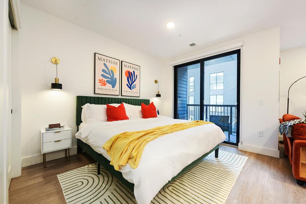 East Liberty Apartment | LUX Studio King Bed Free Parking Gym New