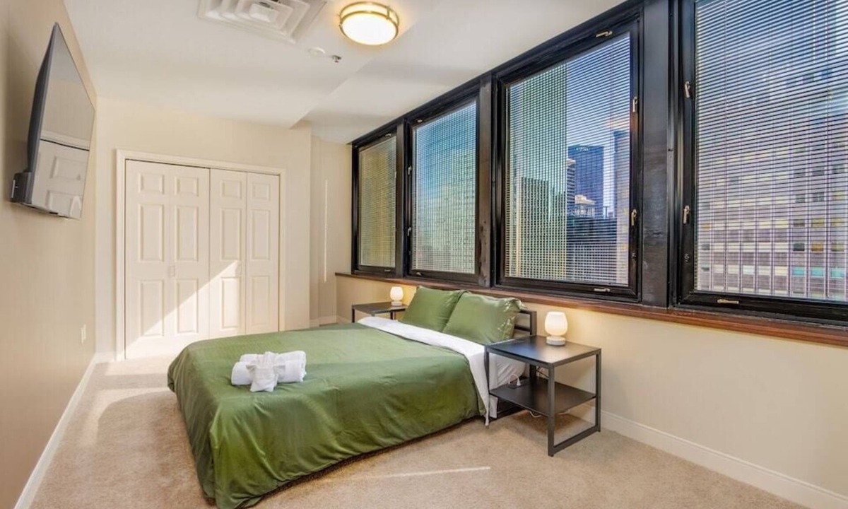 Downtown Pittsburgh Apartment | Luxe City Views | 8th Floor | 24/7 Valet Gym Terrace Roku