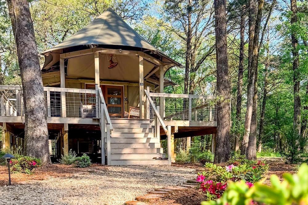 Miller Grove RV Rental | Luxurious Romantic Glamping Cabin with Outdoor Tub near Lake Fork in East Texas