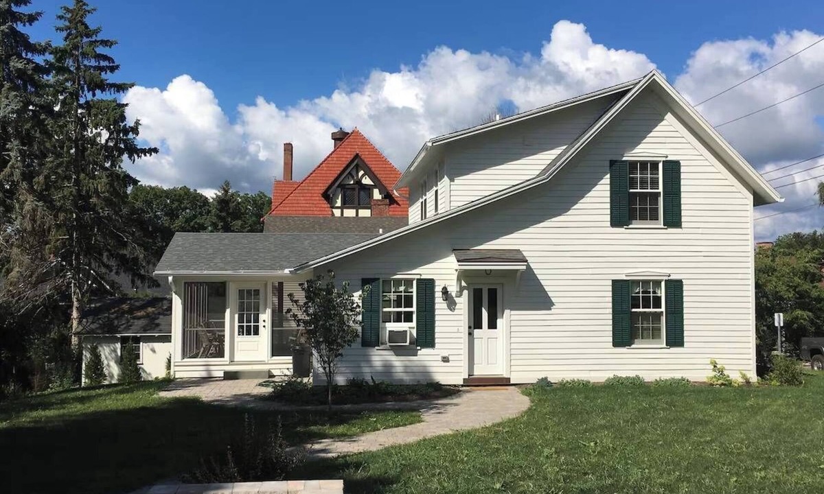 Town of Ledyard House | Luxurious Village Town House close to Inns, Spa