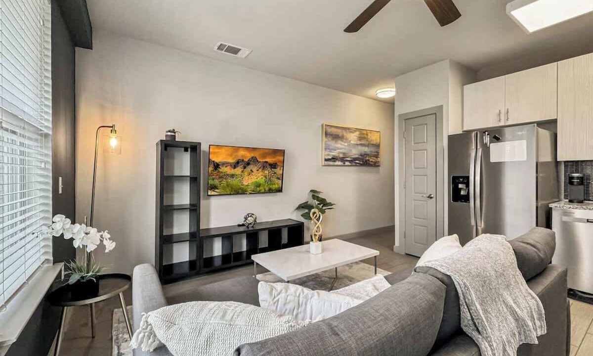 Uptown Apartment | Luxury 1BD | Uptown | Sleeps 4 | Parking