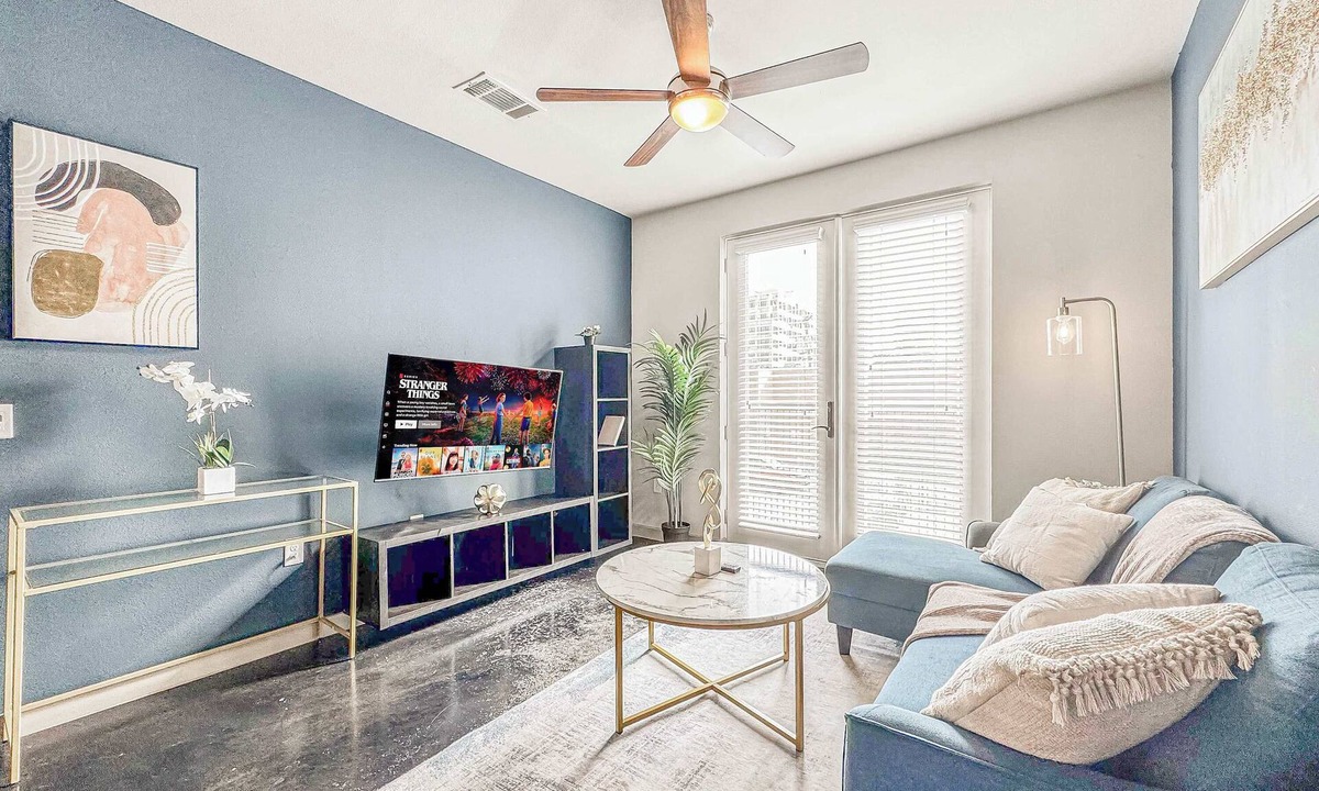 Uptown Apartment | Luxury 1BD | Uptown | Sleeps 4 | Parking