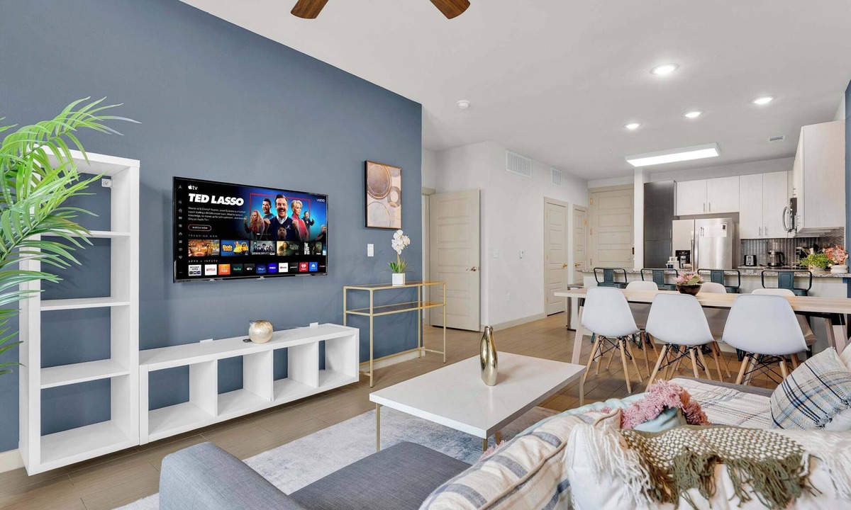 Uptown Apartment | Luxury 1BD | Uptown | Sleeps 4 | Parking