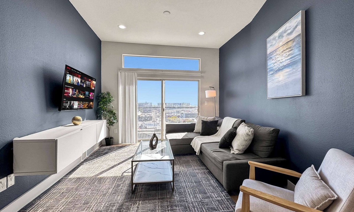 Deep Ellum Apartment | Luxury 2BD in Deep Ellum w/Pool Gym Parking