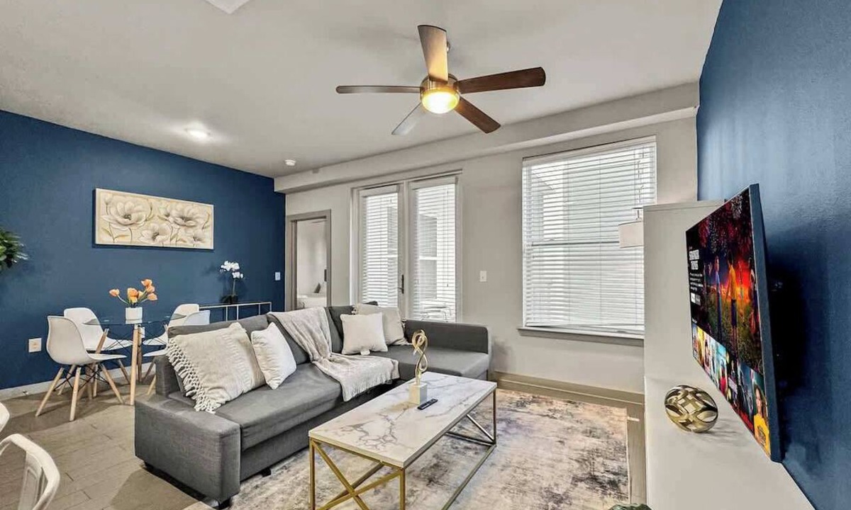 Uptown Apartment | Luxury 2BD | Uptown | Sleeps 8 | Parking