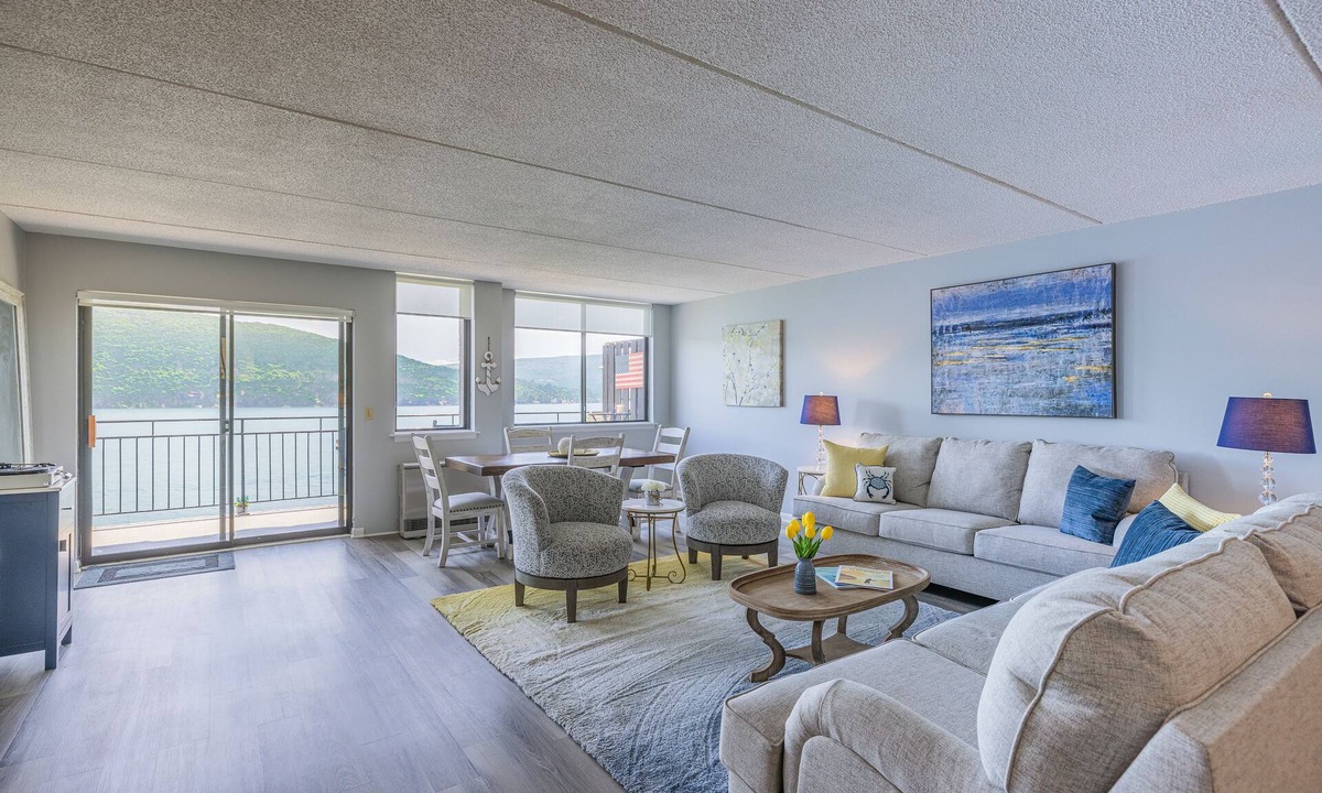 Canandaigua Condo | Luxury 3 bedroom 1.5 bath Condo on Magnificent Canandaigua Lake. Sleeps 6.