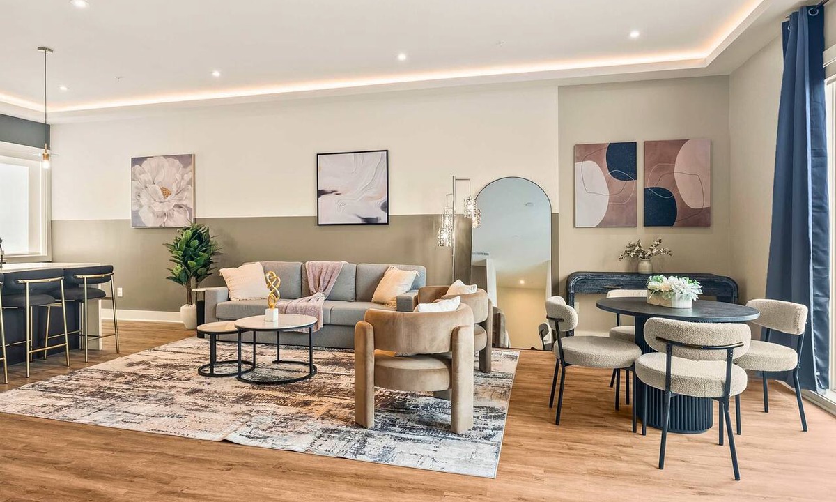 Old East Dallas House | Luxury 3BD | Rooftop Deck | Sleeps 11 | Parking