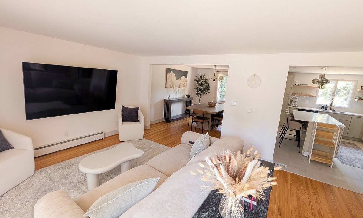 Williamsville House | Luxury 4-bedroom house with AC/Heat in Buffalo