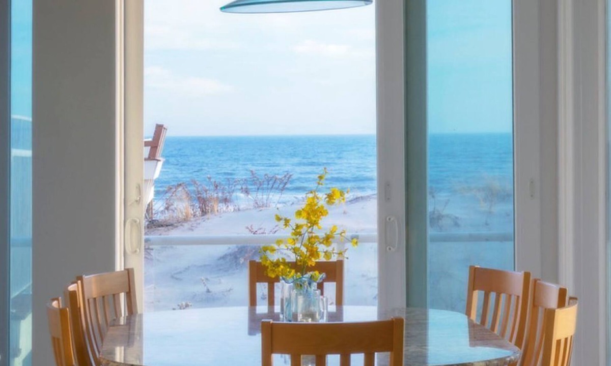 West Hampton Dunes House | LUXURY 8 BDRM OCEANFRONT HOUSE W/POOL, JACUZZI & HOT TUB FACING THE OCEAN!