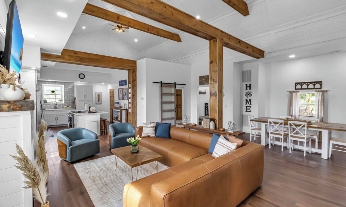 Black Creek House | Luxury Barn Loft , Horses + Hot Tub