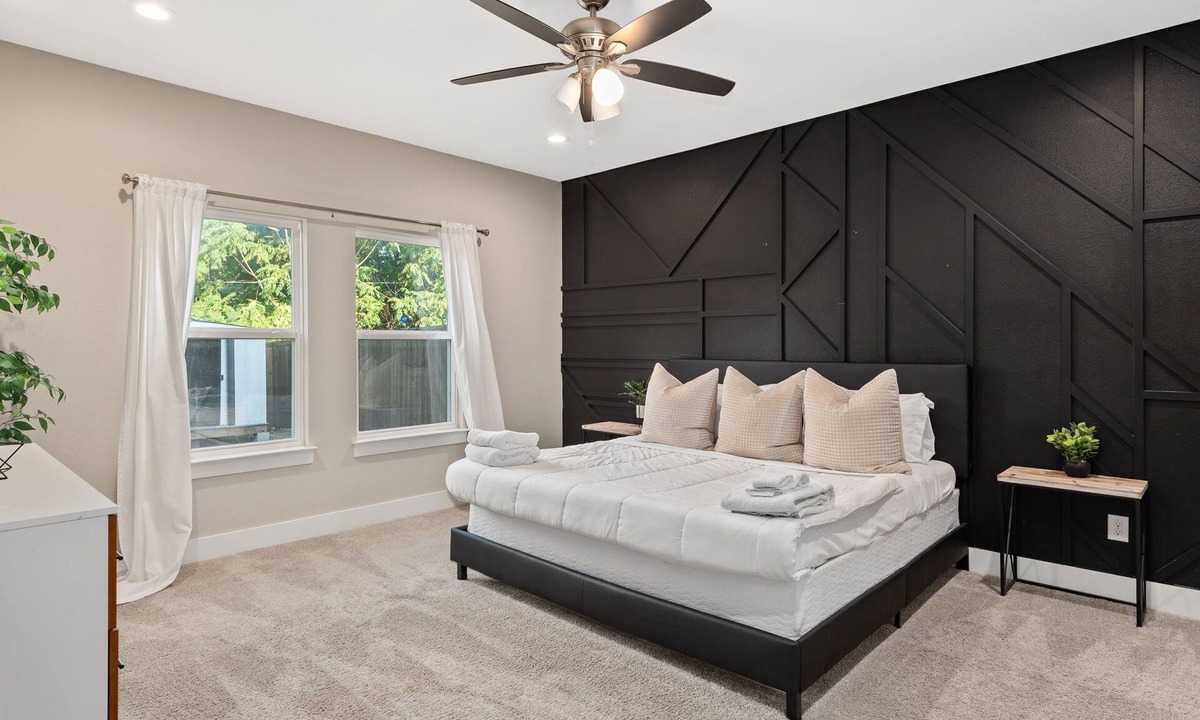 West Dallas House | Luxury Comfort 5 Bedroom Home in Heart of Dallas