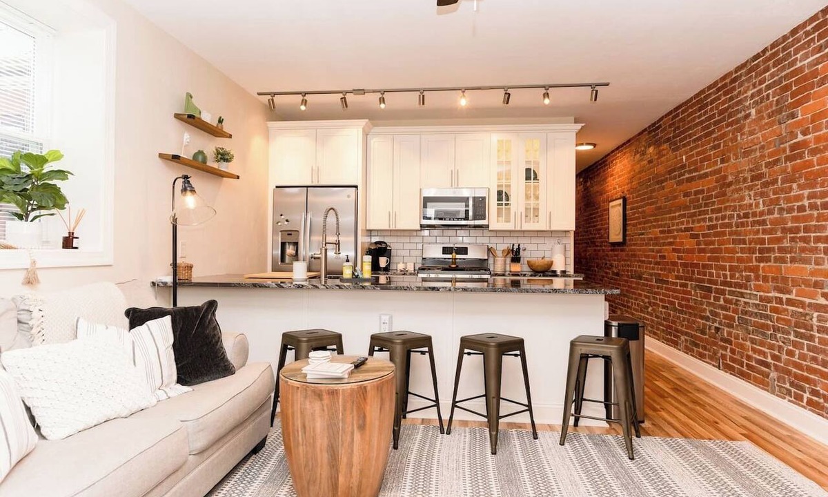 North Oakland Apartment | Luxury King Suite Near Shadyside Hospital