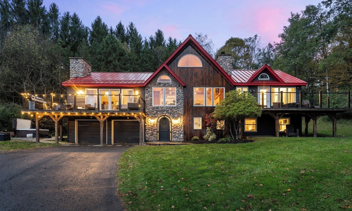 Ellicottville Cabin | Luxury Log Chalet w/Hot Tub, Games Room & Hill Views ⛰️ - Close to Town!