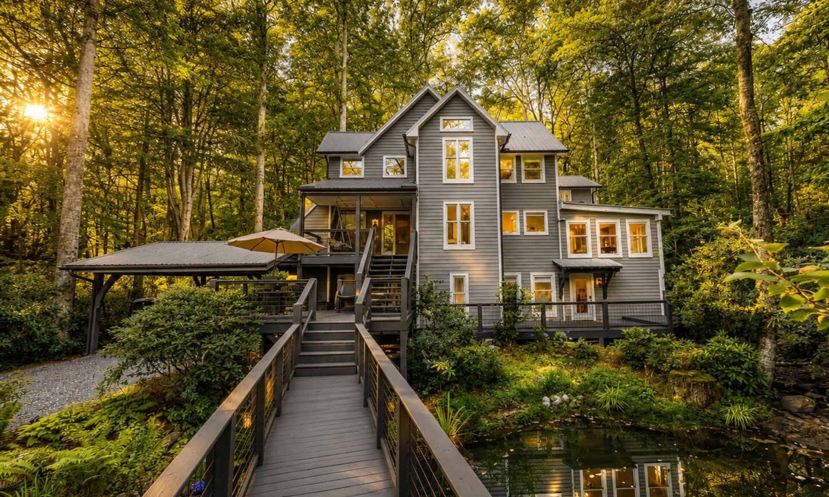 Highlands Cabin | Luxury manor w/indoor/outdoor living & fire pit