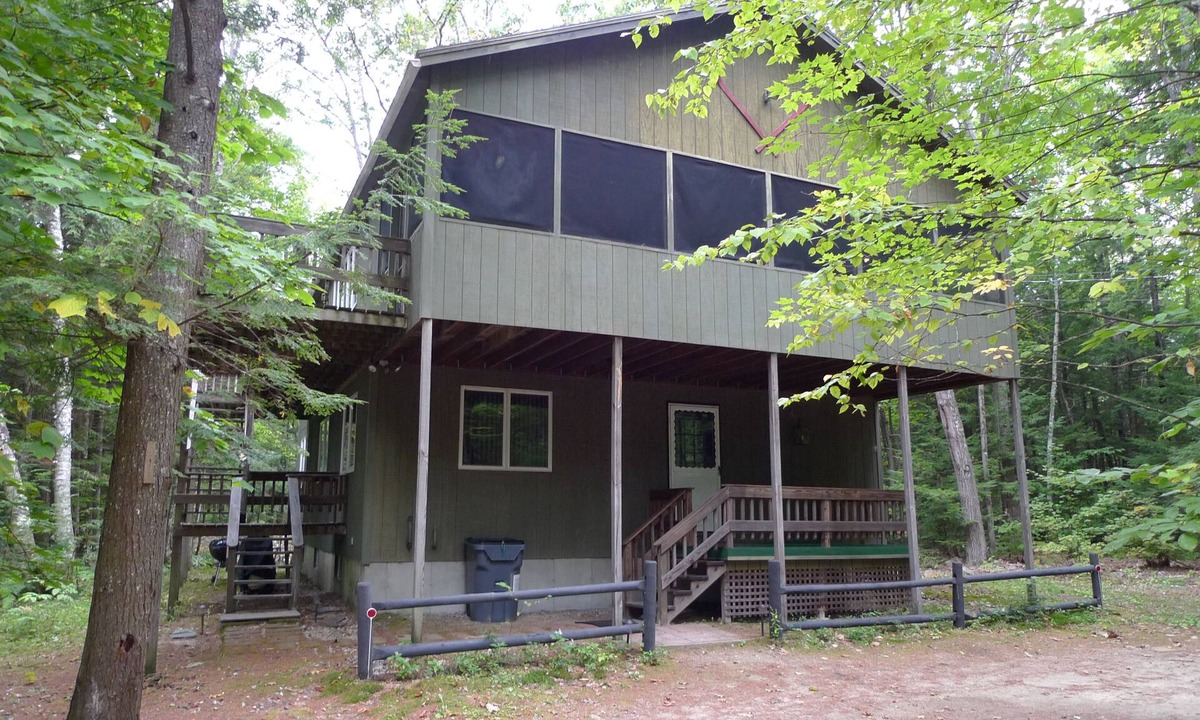 Bridgton Ski Chalet | Luxury, Spacious, 4 BR Chalet, 1 Minute walk to beach, lakefront, pools, skiing