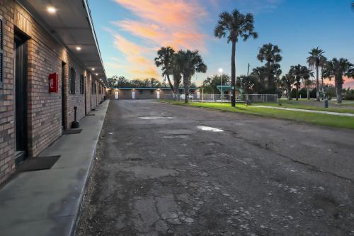 Mathis Hotel | Mathis Motor Inn and RV Park