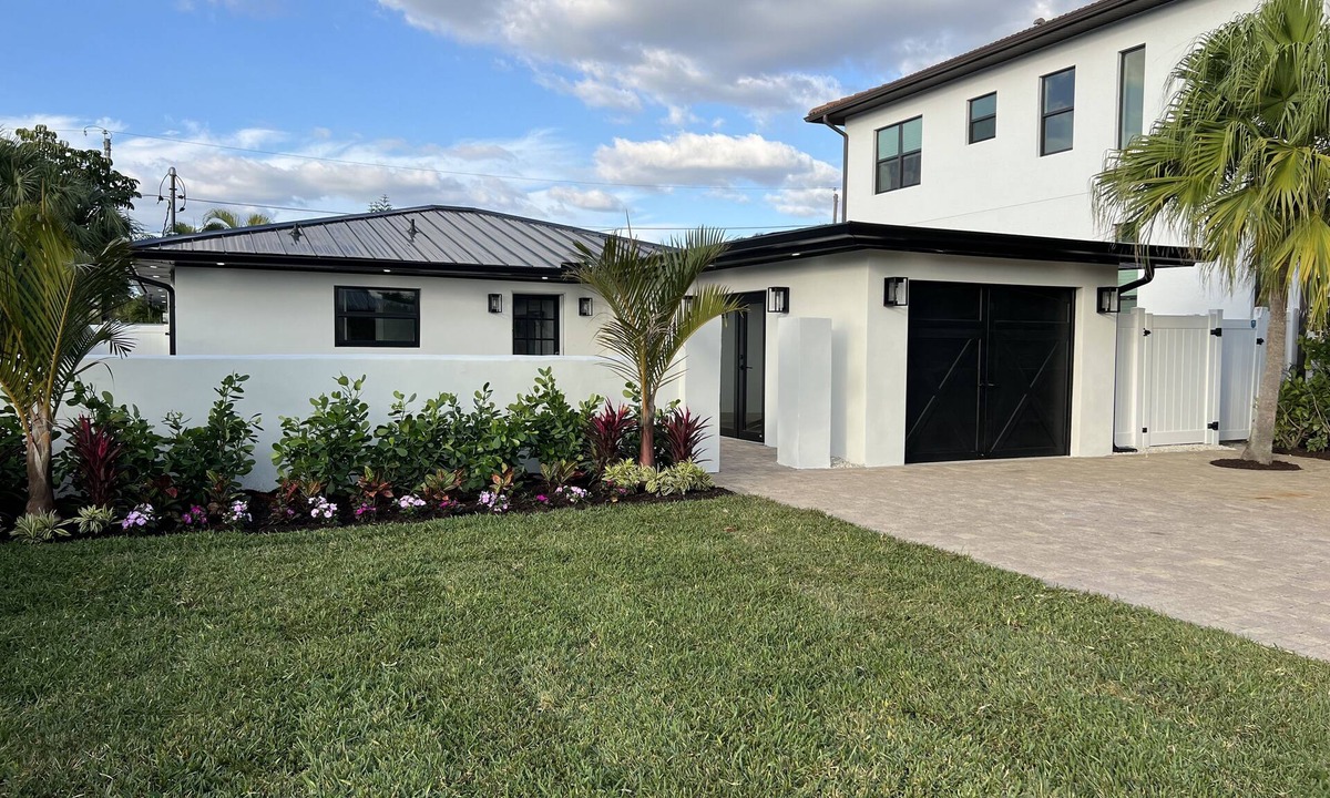 Naples Park Cottage | Meg’s Beach Cottage- Walk/Bike to Vanderbilt Beach. Heated Pool/Pool Table