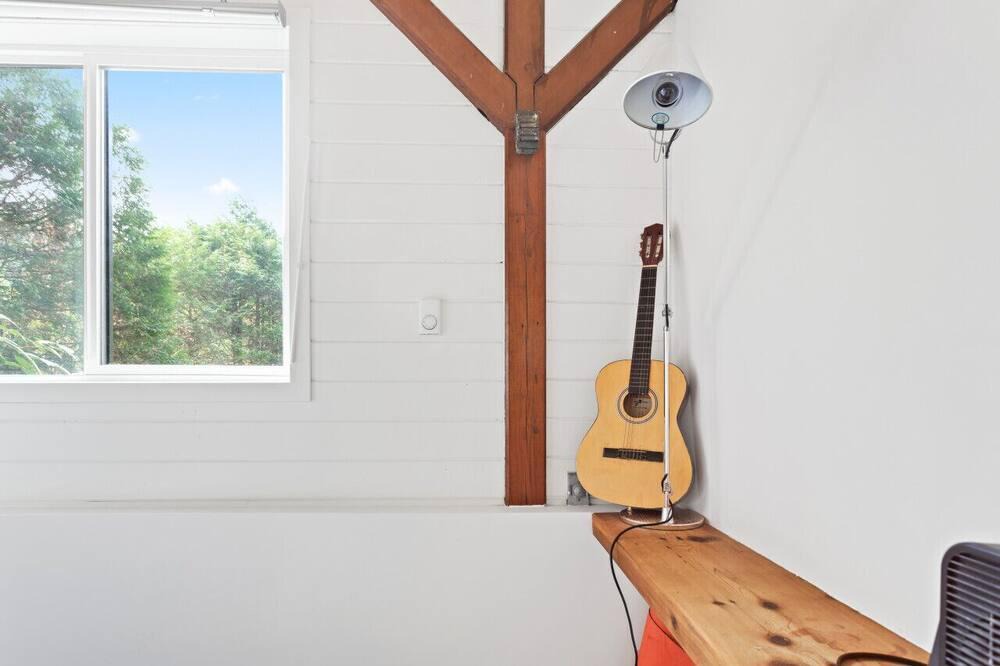 Woodfibre Cabin | Midnight Hideaway: Unique Studio Cabin