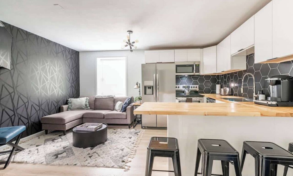 South Hill Apartment | Modern 2 Bedroom with Outdoor Space