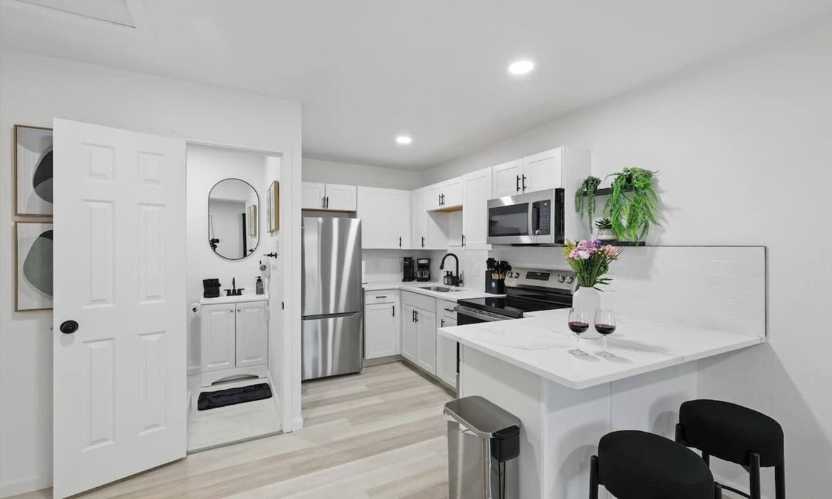 Haltom City Apartment | Modern 2BR Unit With Hot Tub