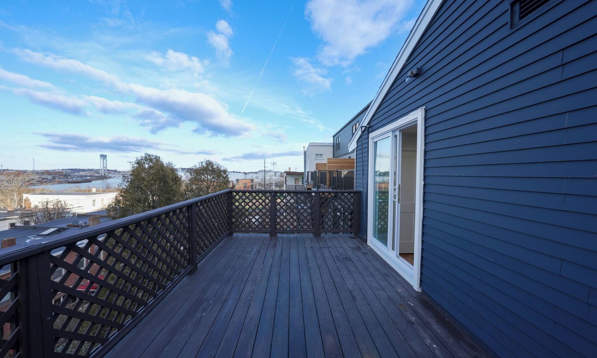 Eagle Hill Apartment | Modern 3BR in Eagle Hill - Close to Airport, Transit & Downtown