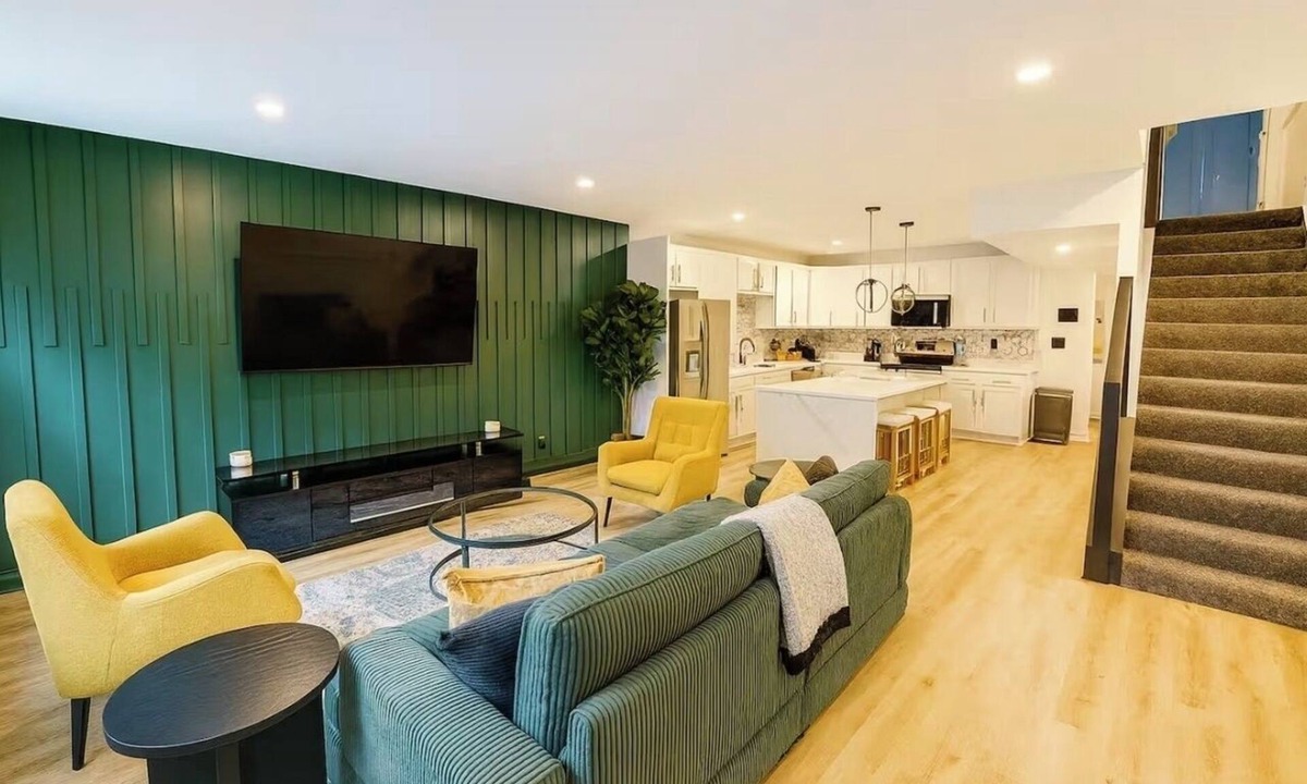 East Allegheny House | Modern 4BR Sleeps 13 with Rooftop 4 Bathrooms Garage Near PNC Park