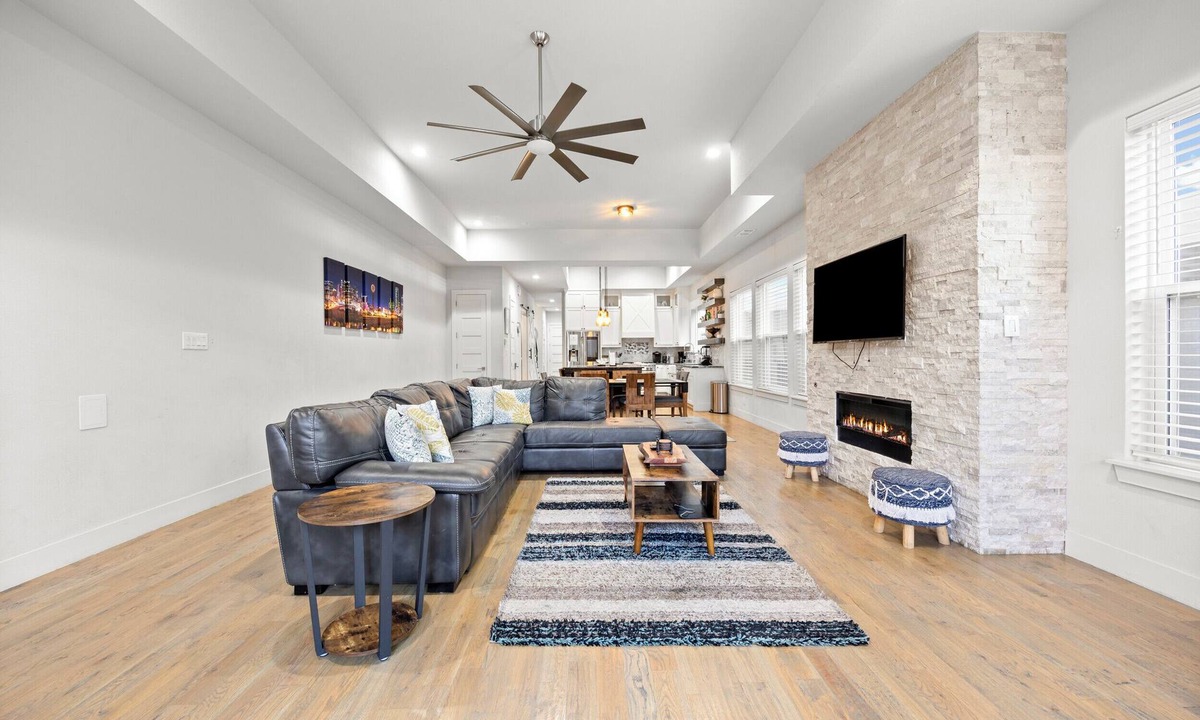 Old East Dallas House | Modern Biz-Friendly Duplex mins to DT/Convention Center W/Ping Pong & More!