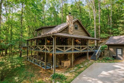 Dial House | Modern Cabin with Luxury Gym, Firepit + Game Room!