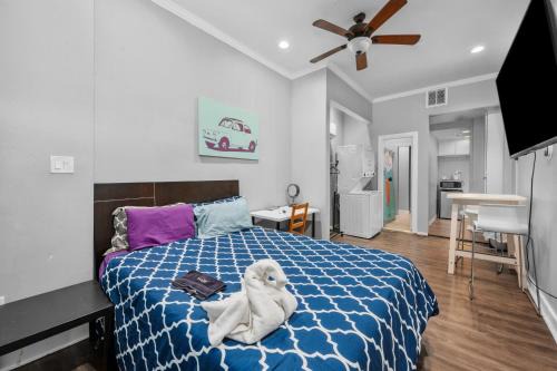 Neartown Apartment | Modern & Chic Montrose Studio - Prime Location & Free Parking