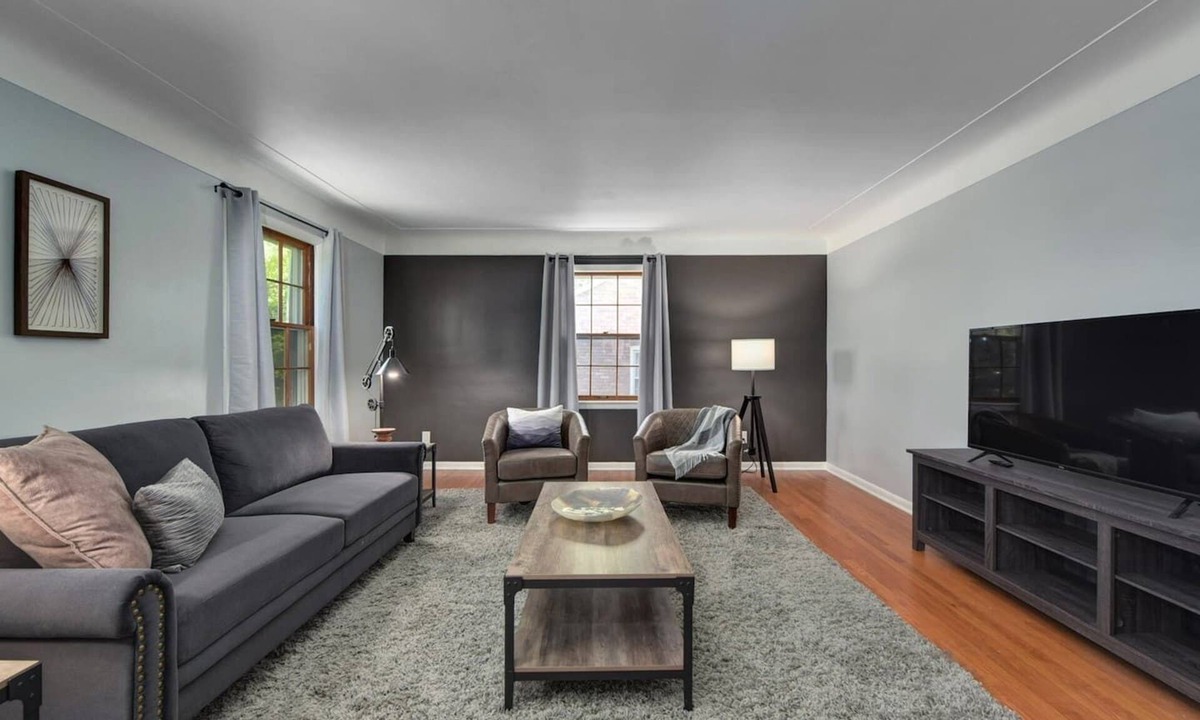 Shaker Heights Apartment | Modern & Comfy ~ Close to Cleveland Clinic ~ Long-Stays Welcome ~ Safe Area