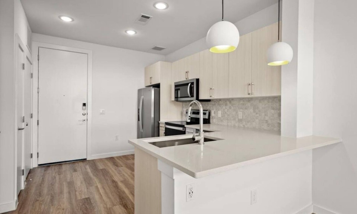 Brentwood Condo | Modern Crestview Apt Walk to Bars & Dining