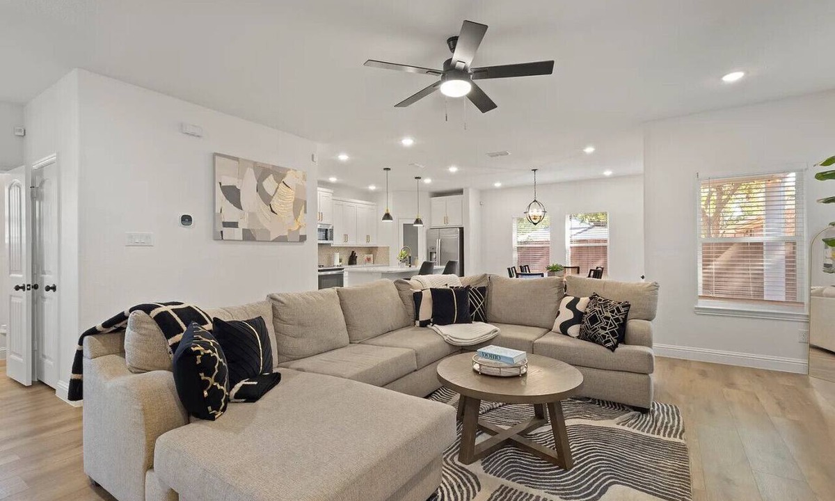 West Dallas House | Modern Dallas Getaway | Sleeps Big | Brand New Build