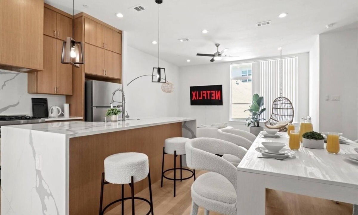 Old East Dallas House | Modern Escape with Private Rooftop & City Views