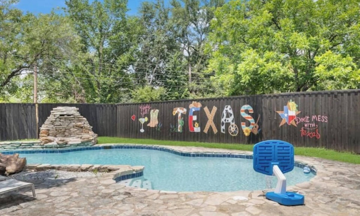 Grand Prairie House | Modern house by ATT,6 flags-DFW-downtown Dallas