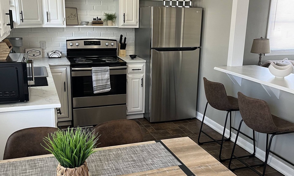 Cuyahoga Falls House | Modern House for Traveling Professionals!