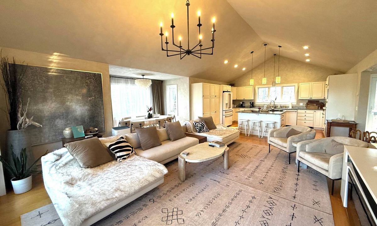 Bar Harbor House | Modern Luxurious House/Sauna/HotTub/Fire Pit/Garden/Cinema Room-10 min to Town
