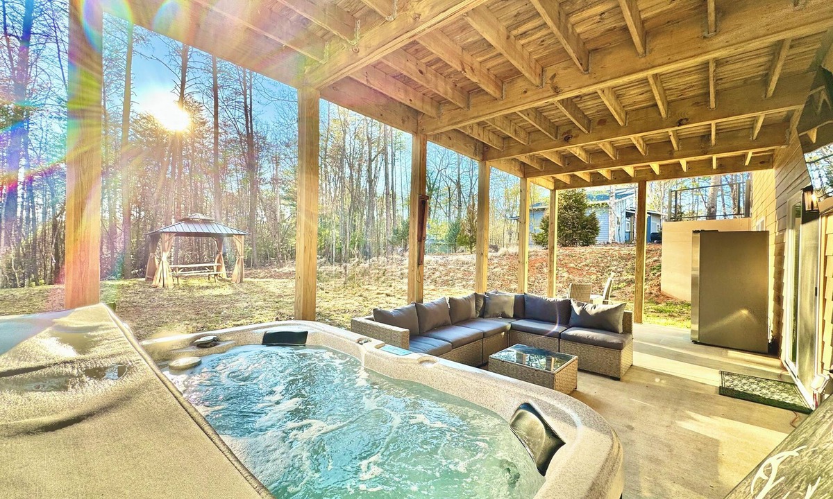 Epworth House | Modern Mountain Chalet - HOT TUB, Free WiFi, Ample Parking, Indoor/Outdoor Games