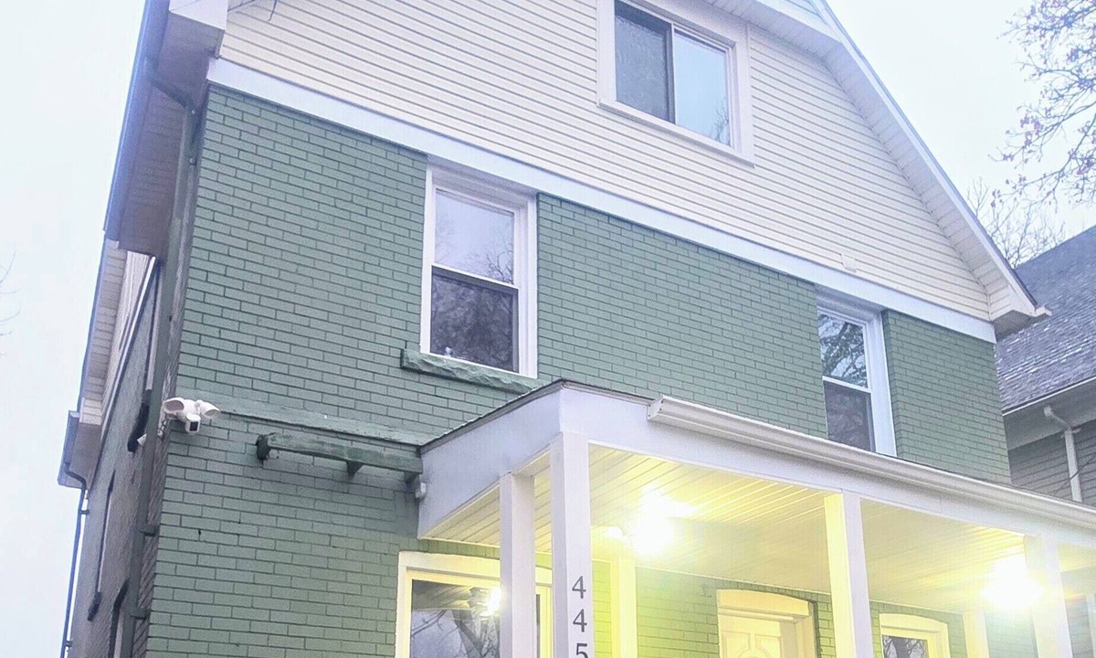 Niagara Falls Apartment | Modern & Renovated 4 Bedroom Apt - 5 min walk to the Falls