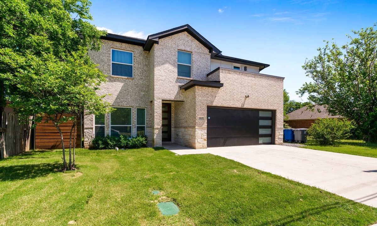 West Dallas House | Modern Rustic Farmhouse in the Heart of Dallas