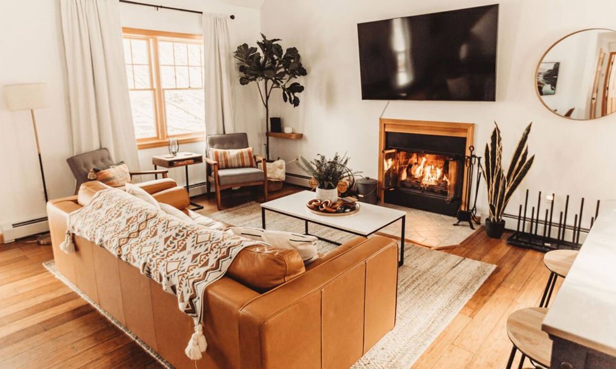 Bethel Cabin | Modern Ski Cabin with King Beds & Hot Tub sleeps 9