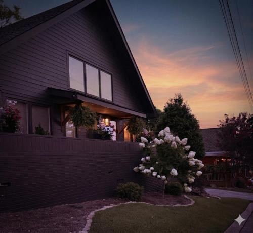 Chattanooga House | Modern, Three-Bedroom House! 5 min from Downtown!