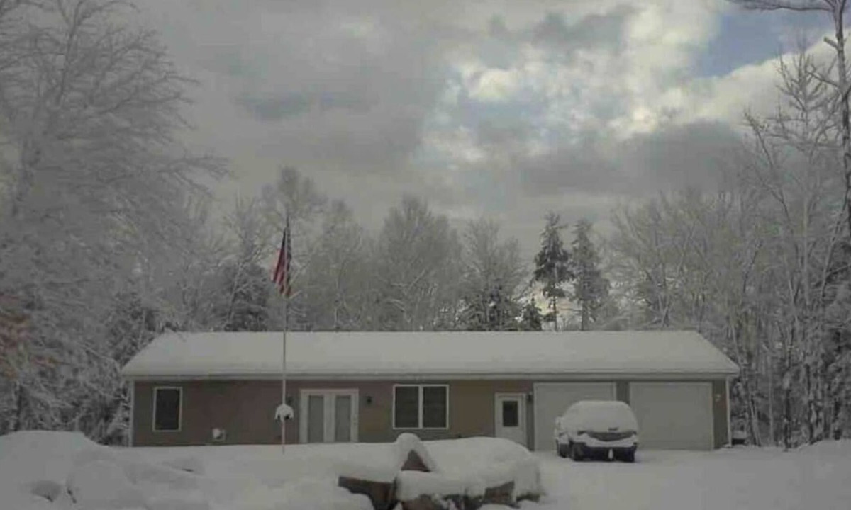 Mercer House | Moore Big House. Near snowmobile trail, ski places, 15 miles from 2 major cities