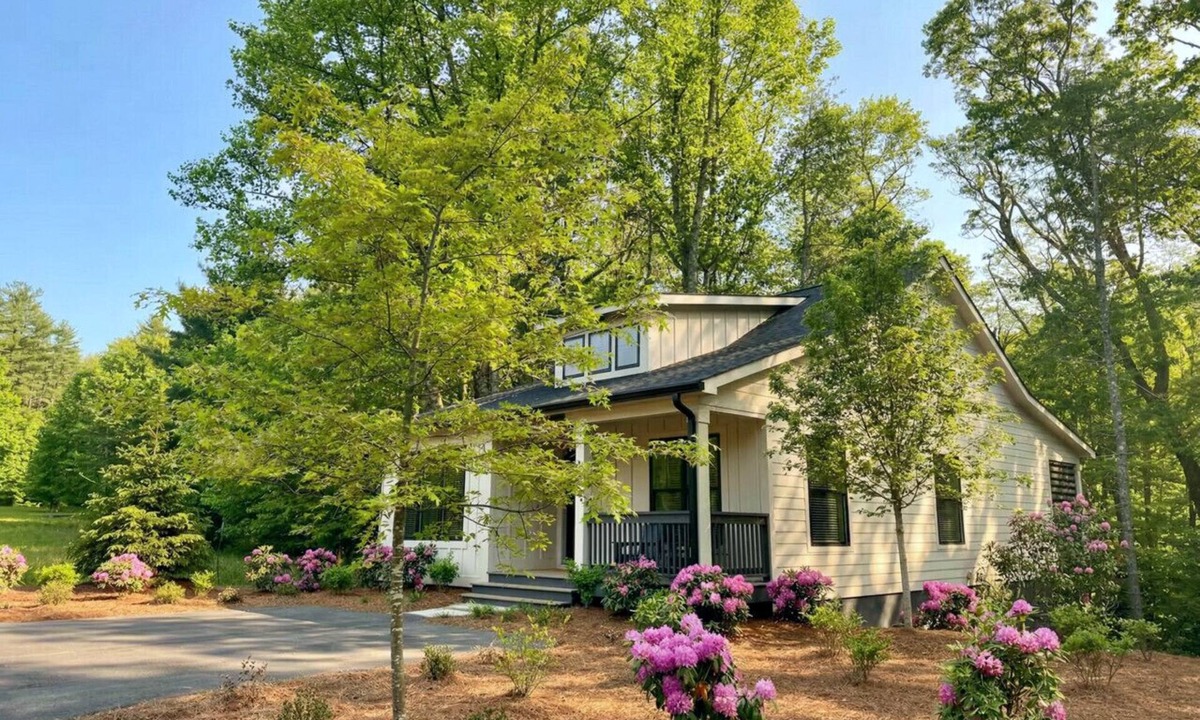 Cashiers Cabin | Mountain Breeze Cottage (Short walk to Waterfall!)