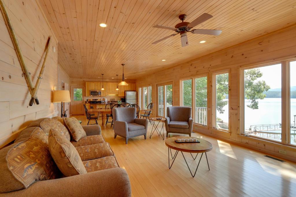 Blue Ridge House | Mountain View Cabin on Lake Blue Ridge: Hot Tub!